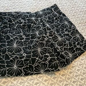 Women’s Black/ White Dress Shorts, size 6